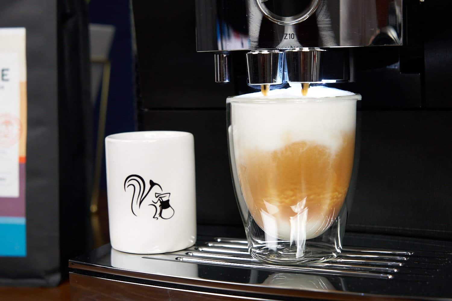 Primer plano de la cafetera superautomática Jura Z10 preparando un latte macchiato