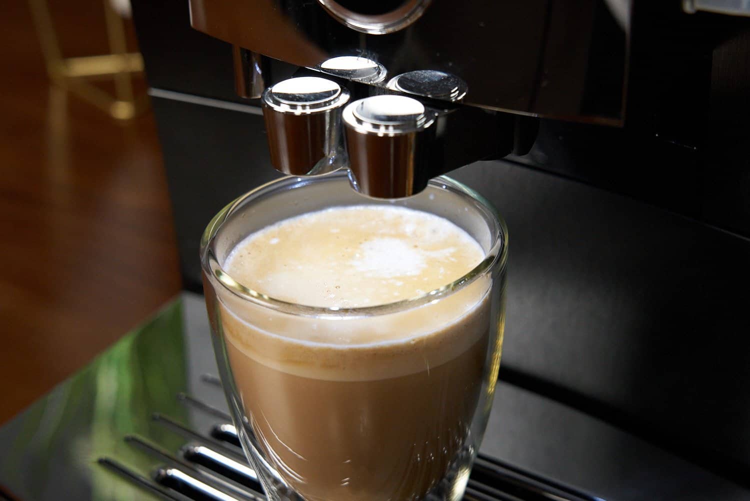 https://www.coffeeness.de/wp-content/uploads/2021/04/jura-z10-kaffeevollautomat-flat-white-oben.jpg