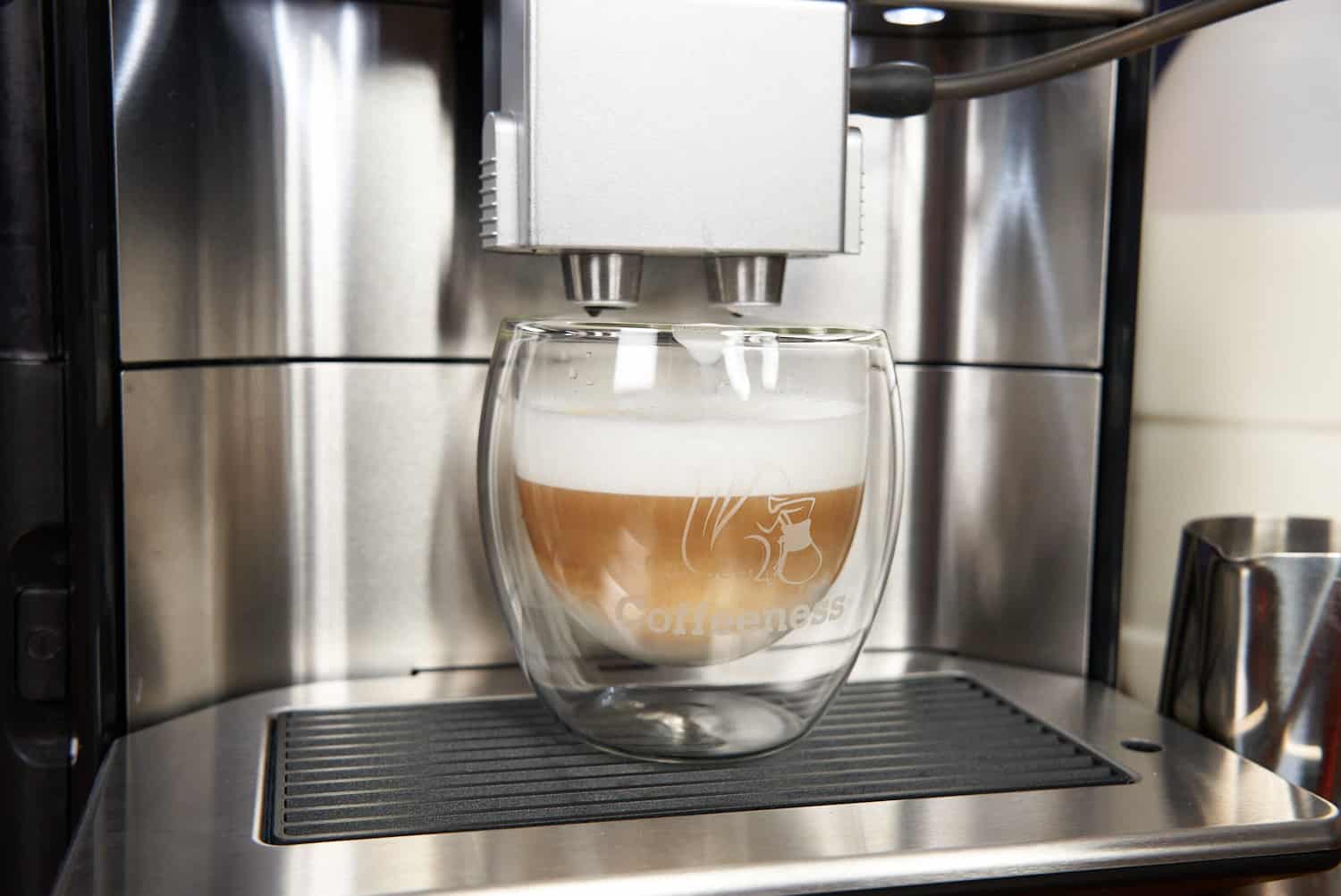 https://www.coffeeness.de/wp-content/uploads/2021/06/cappuccino-im-glas.jpg