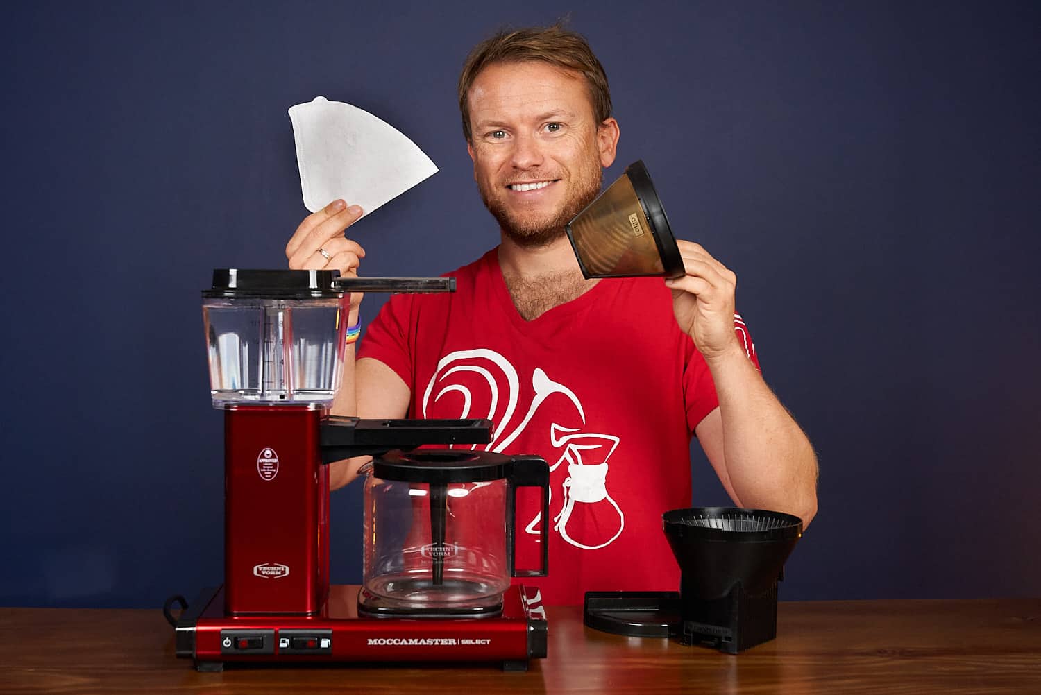 https://www.coffeeness.de/wp-content/uploads/2021/09/moccamaster-rot-arne-mit-filterhalter-und-filter.jpg