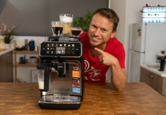 Arne posa sonriente con algunas bebidas preparadas con la cafetera superautomática Philips serie 5400 EP5447