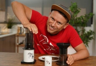 Arne posa presionando el émbolo de la AeroPress