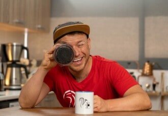 Arne posa gracioso con una AeroPress
