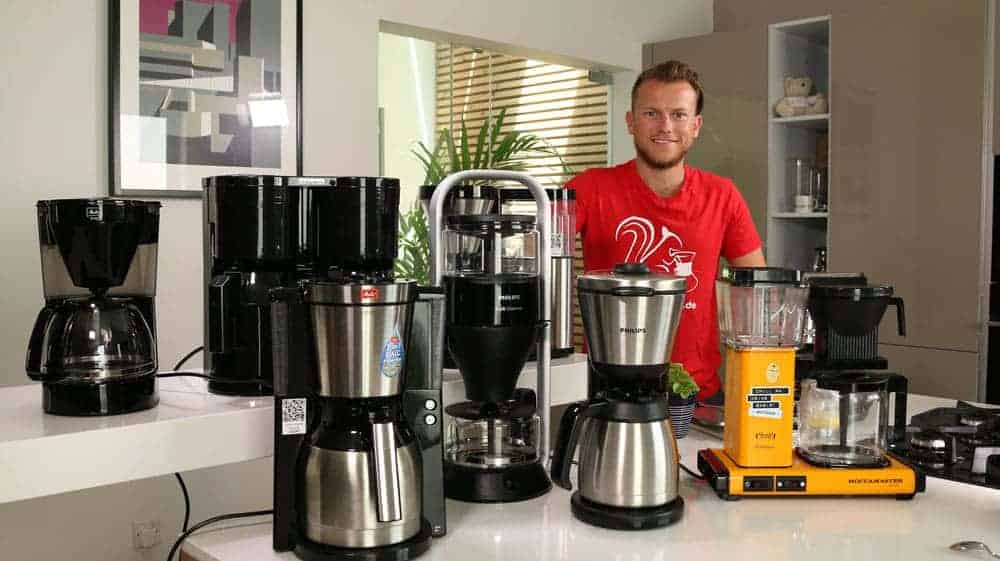 Arne posa con todas las cafeteras de goteo de la comparativa