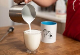 Espuma de leche preparada con la cafetera expreso Sage the Bambino Plus