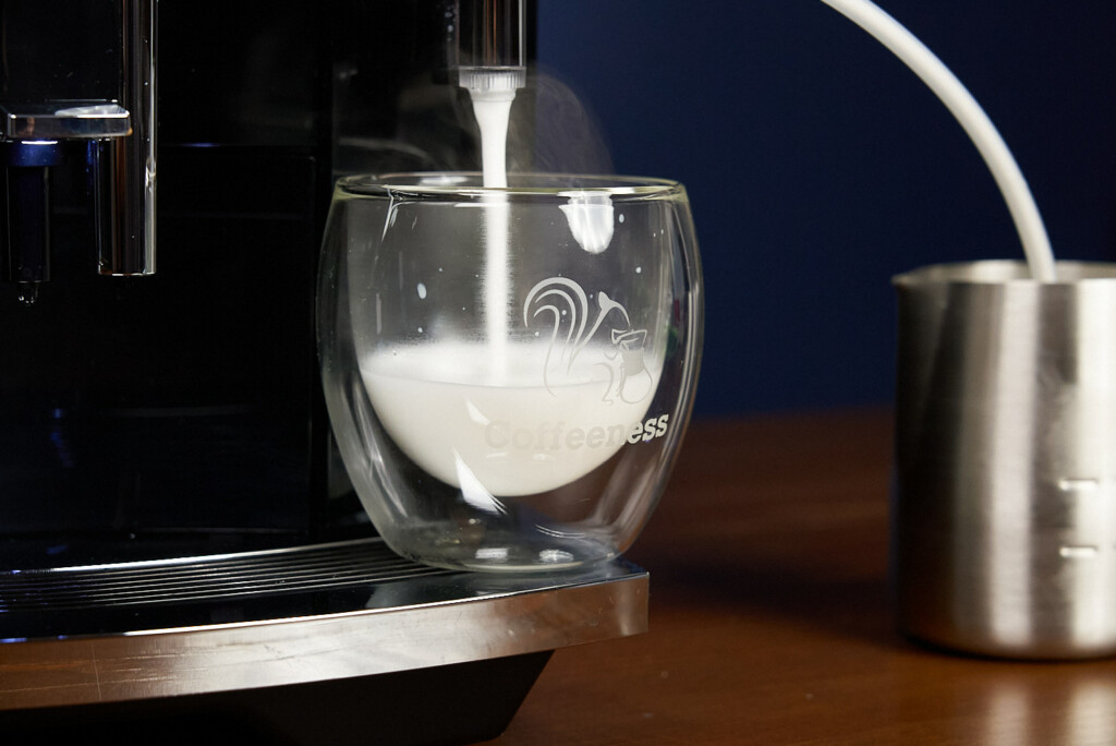 Jura E8 Milch befuellen