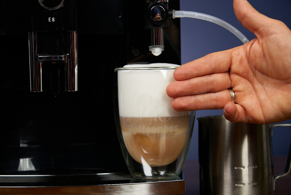 Jura E8 fertiger Latte Macchiato mit Milchschaum