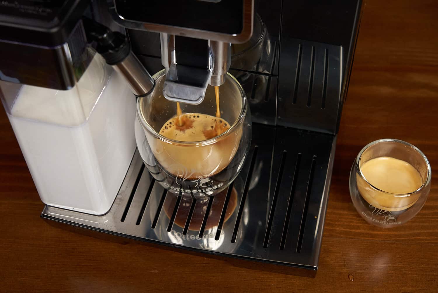 Test Cafetière avec broyeur Delonghi Eletta Cappuccino Evo : le milieu de  gamme qui se la joue premium - Les Numériques