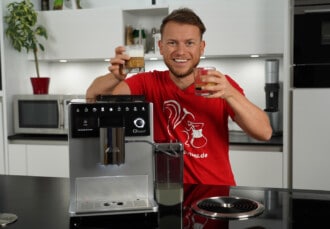 Arne posa con un par de bebidas preparadas con la cafetera superautomática Melitta CI Touch