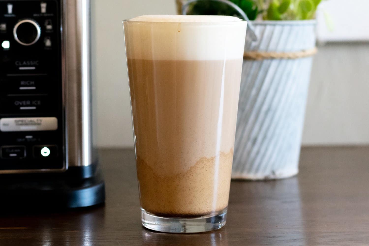 https://www.coffeeness.de/wp-content/uploads/2021/12/ninja-specialty-coffee-maker-cm401-latte-in-tall-glass.jpg