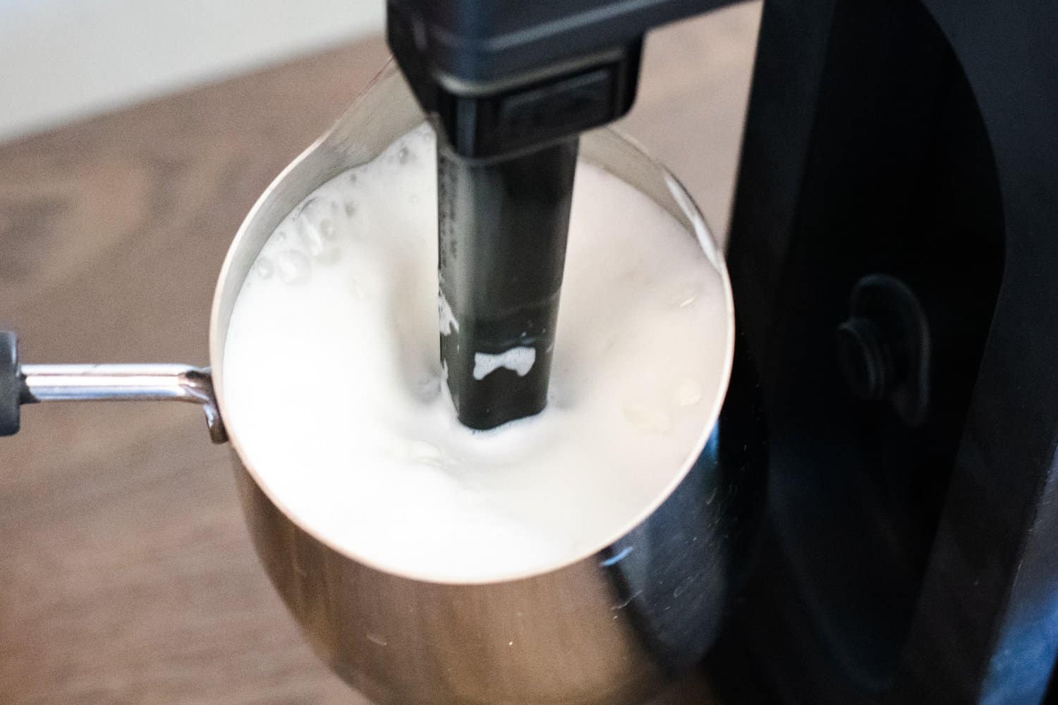 https://www.coffeeness.de/wp-content/uploads/2021/12/ninja-specialty-coffee-maker-cm401-milk-foam.jpg