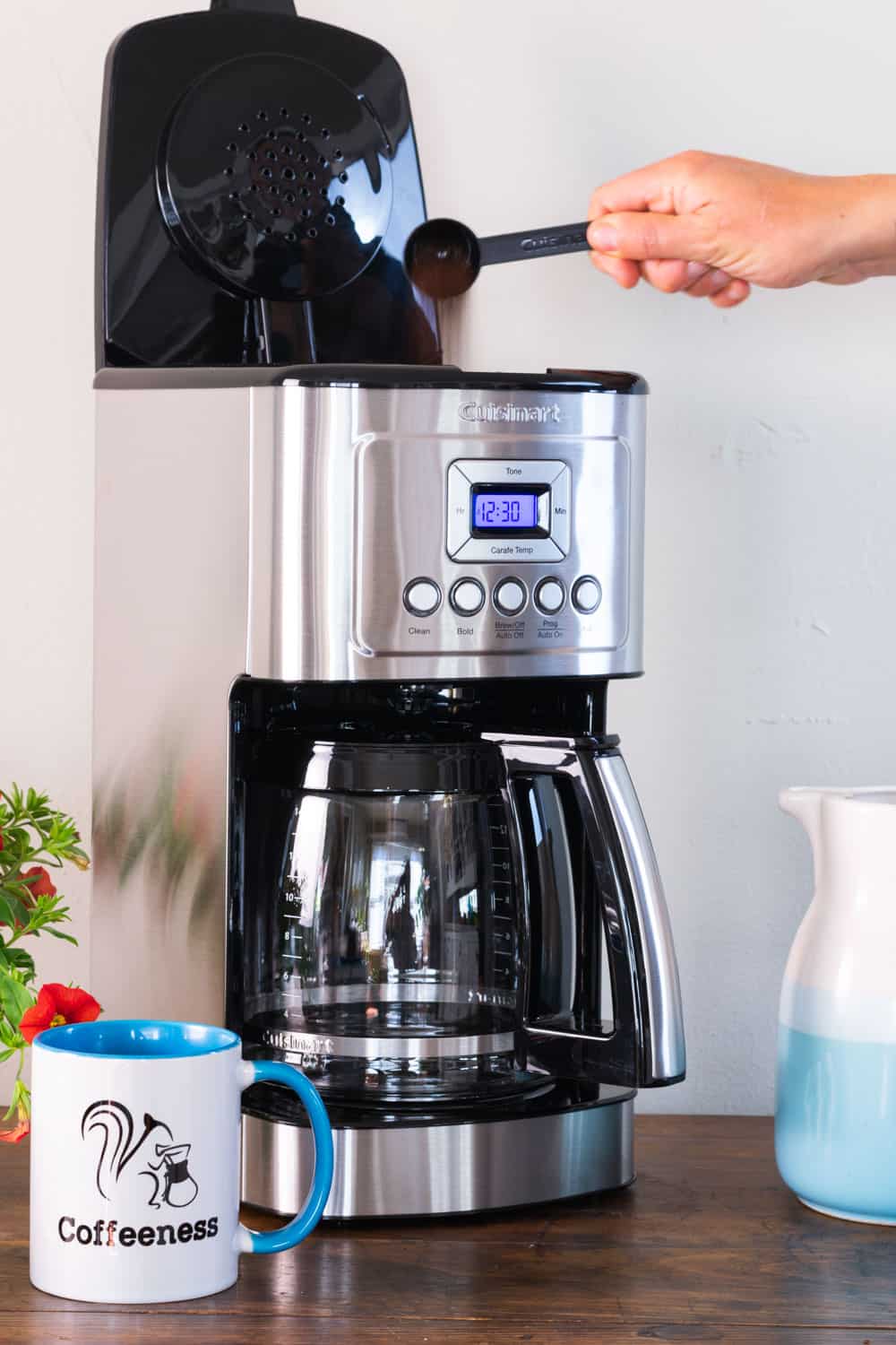 https://www.coffeeness.de/wp-content/uploads/2022/03/Cuisinart-14-Cup-Coffee-Maker-Adding-Coffee.jpg