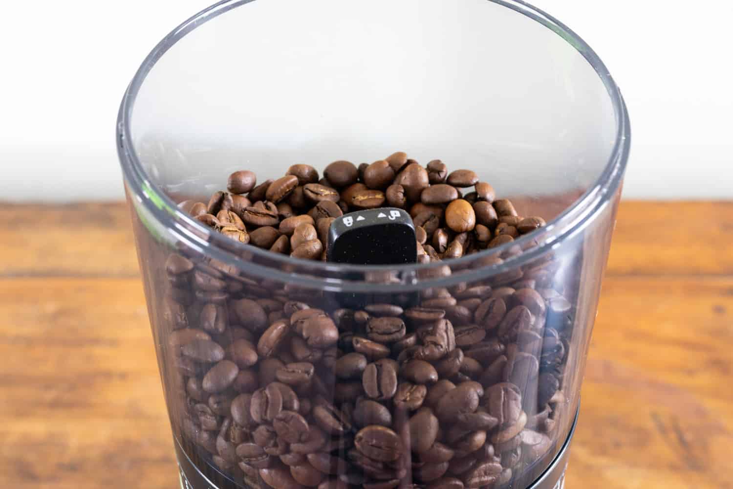 https://www.coffeeness.de/wp-content/uploads/2022/03/OXO-Coffee-Grinder-Bean-Hopper-With-Beans.jpg