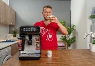 Arne posa con la cafetera superautomática Philips 3200 LatteGo EP3246/70