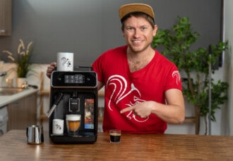 Arne posa sonriente con la cafetera superautomática Philips EP2220/10 SensorTouch