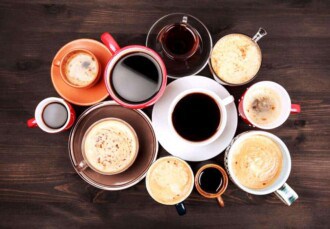 Vista desde arriba de varias tazas con bebidas de café y café con leche
