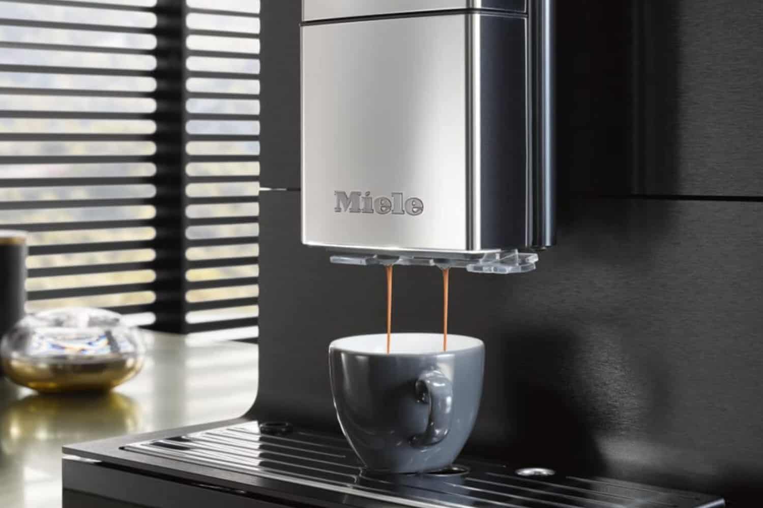 https://www.coffeeness.de/wp-content/uploads/2022/07/miele-cm-7750-preparing-coffee.jpg