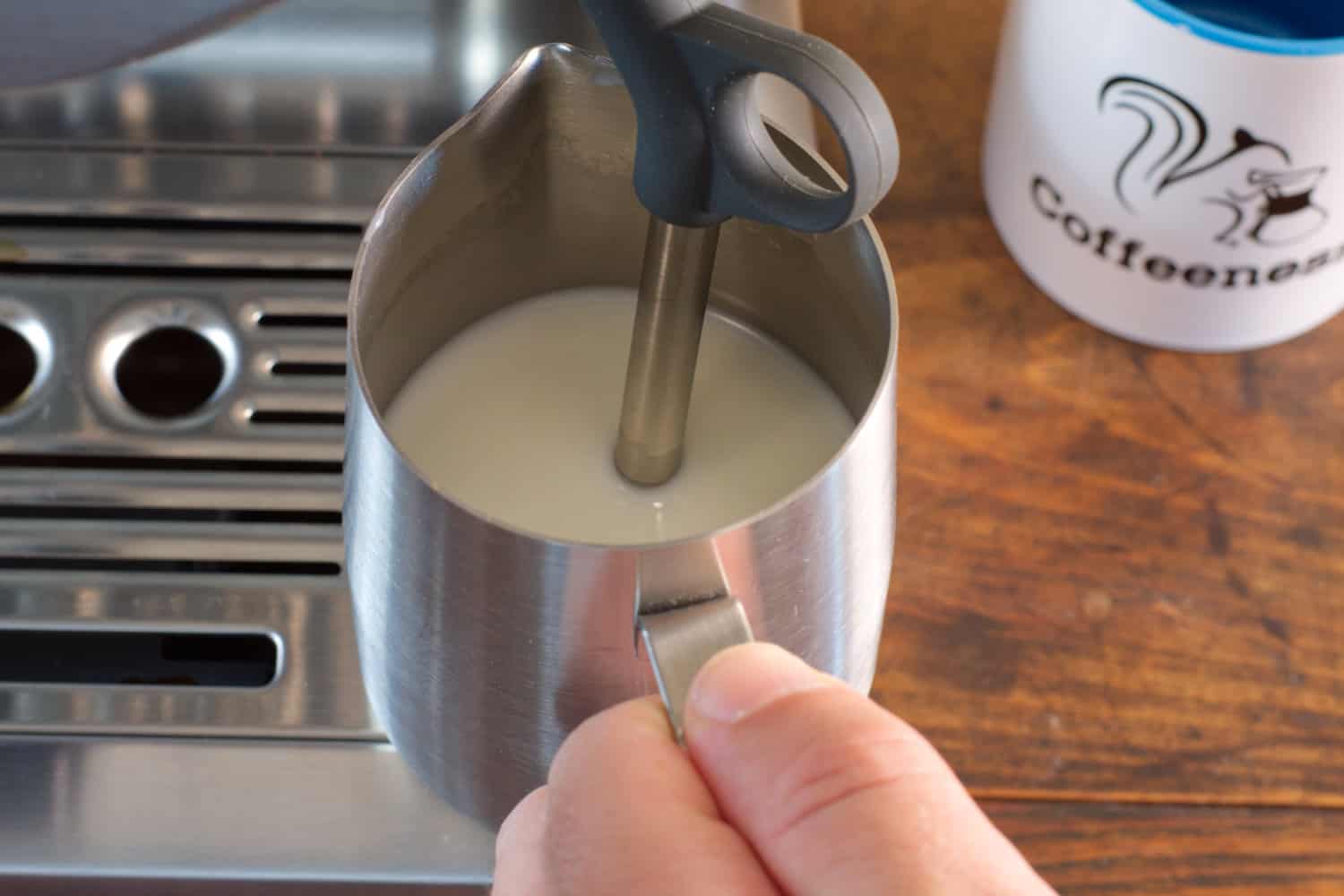 https://www.coffeeness.de/wp-content/uploads/2022/09/breville-duo-temp-pro-frothing-milk.jpg