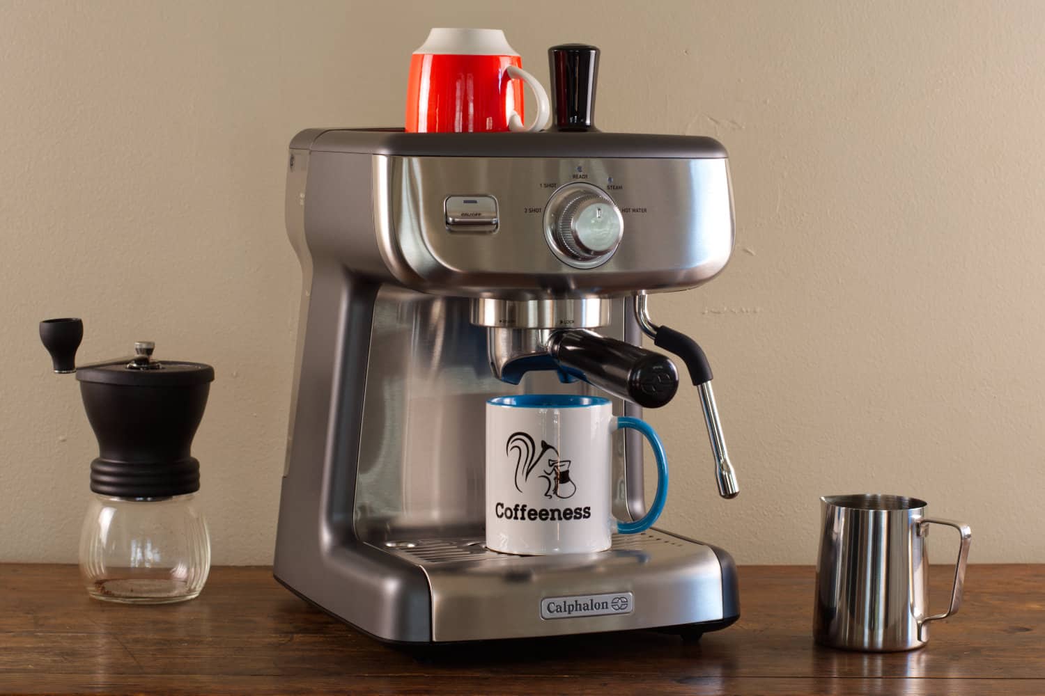 https://www.coffeeness.de/wp-content/uploads/2022/10/calphalon-temp-iq-espresso-machine-coffeeness-cup.jpg