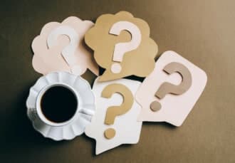 Portada con interrogantes y una taza de café: ¿es ácido el café?