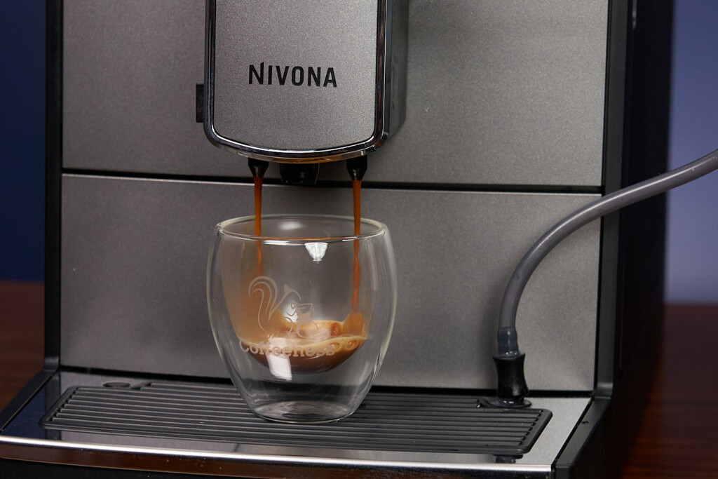 Nivona Espressobezug in Coffeeness-Espressoglas