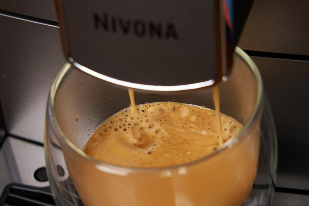 Nivona 690 Espressobezug nah mit Crema