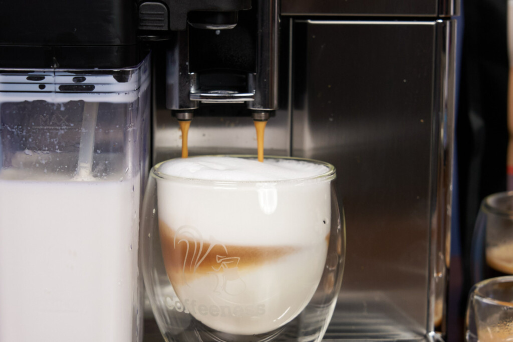 Test Delonghi Rivelia Latte : la cafetière avec broyeur qui a tout pour  elle - Les Numériques