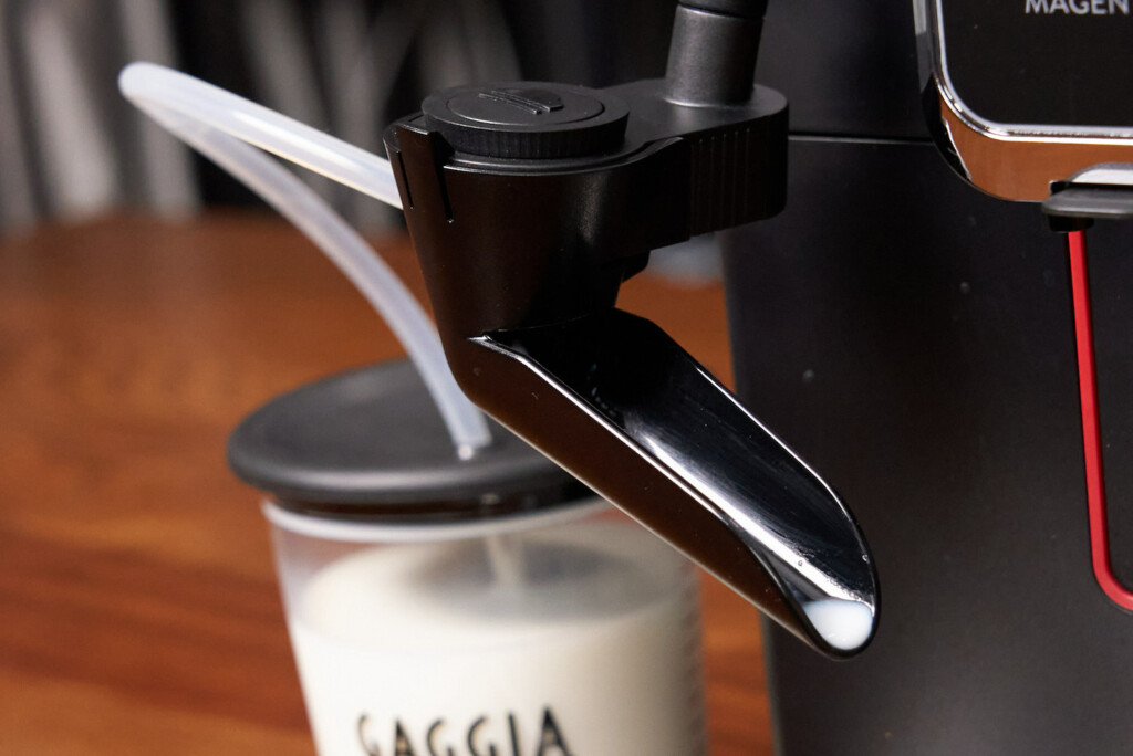 gaggia-magenta-arm-vom-milchschaum