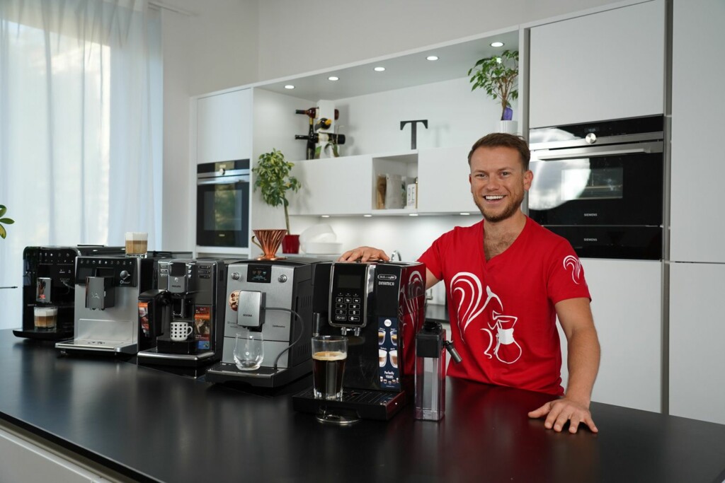 Arne mit verschiedenen Kaffeevollautomaten