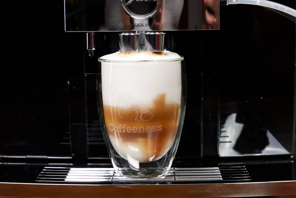 The Jura GIGA 10 preparing a latte machiato.