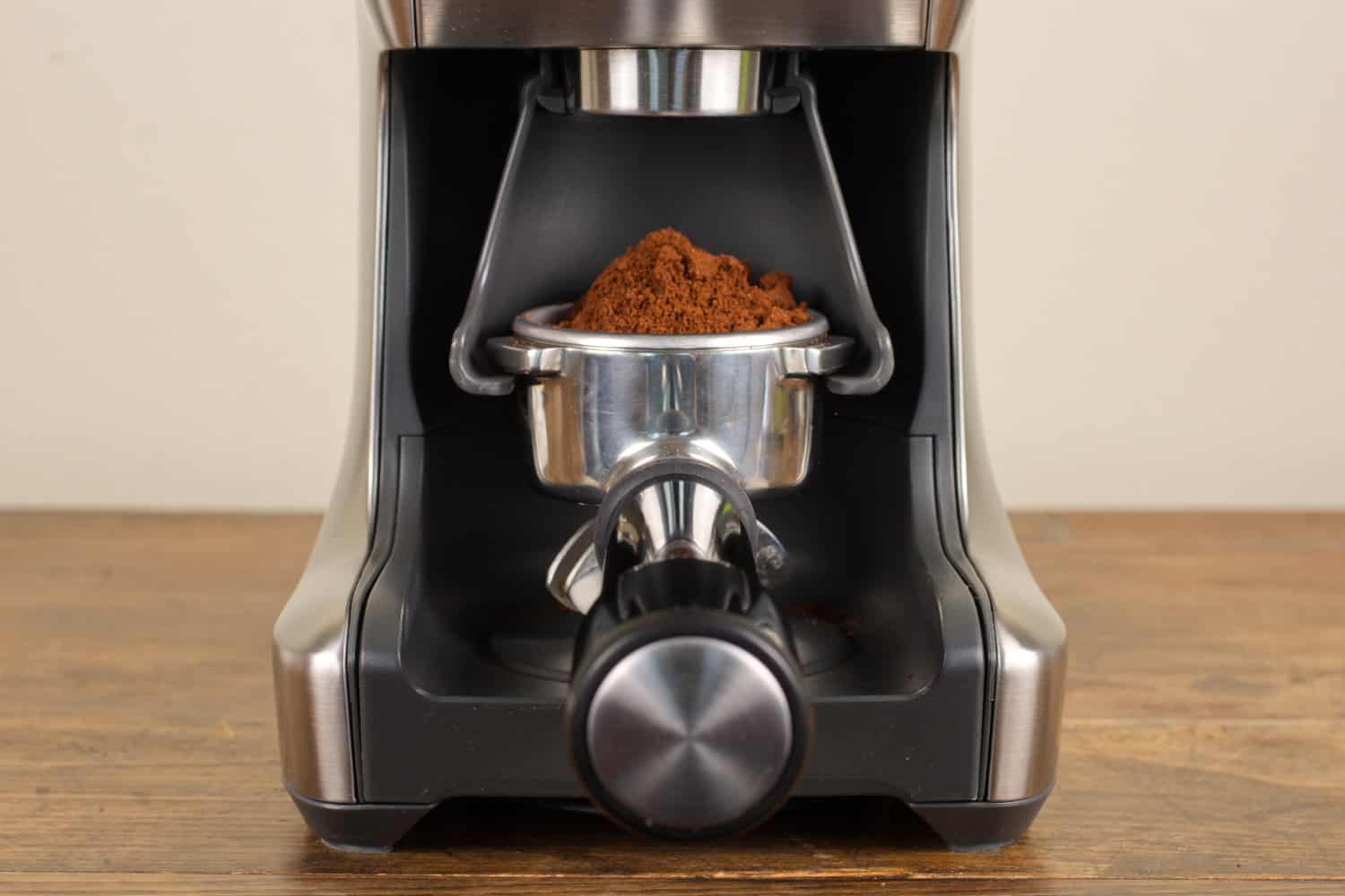 https://www.coffeeness.de/wp-content/uploads/2023/01/breville-smart-grinder-pro-coffee-grounds-portafilter.jpg