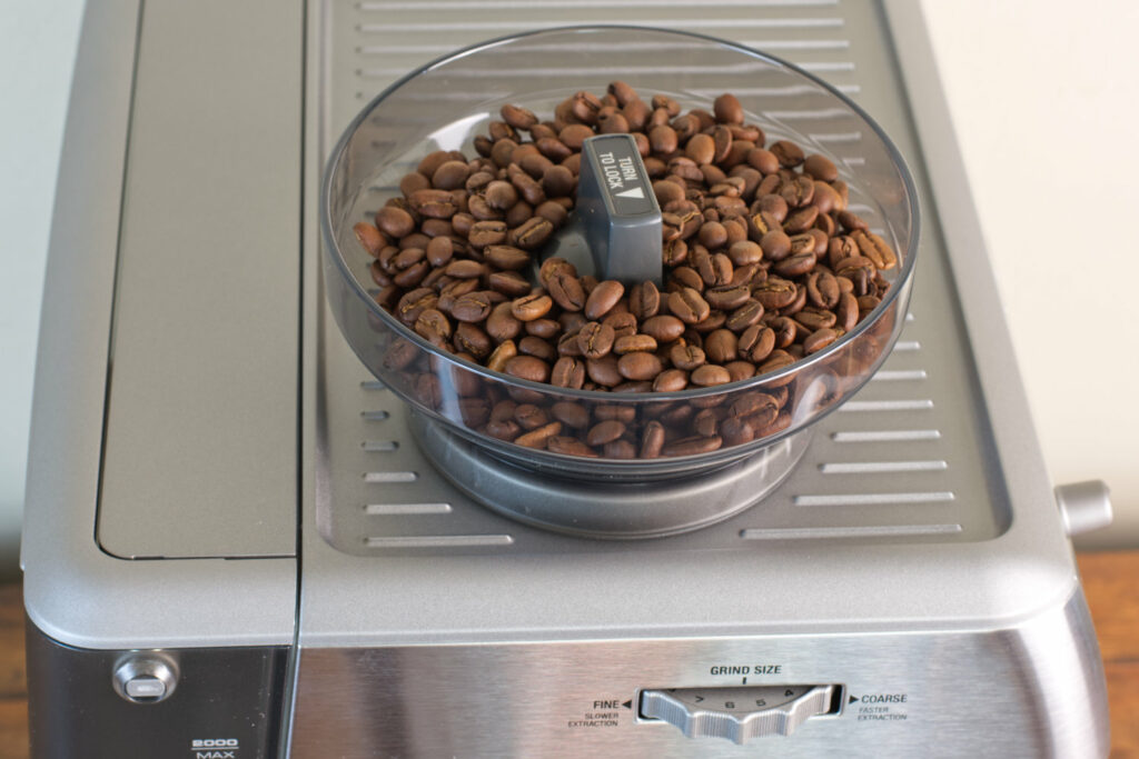 https://www.coffeeness.de/wp-content/uploads/2023/03/breville-barista-express-bean-hopper-filled-1024x683.jpg