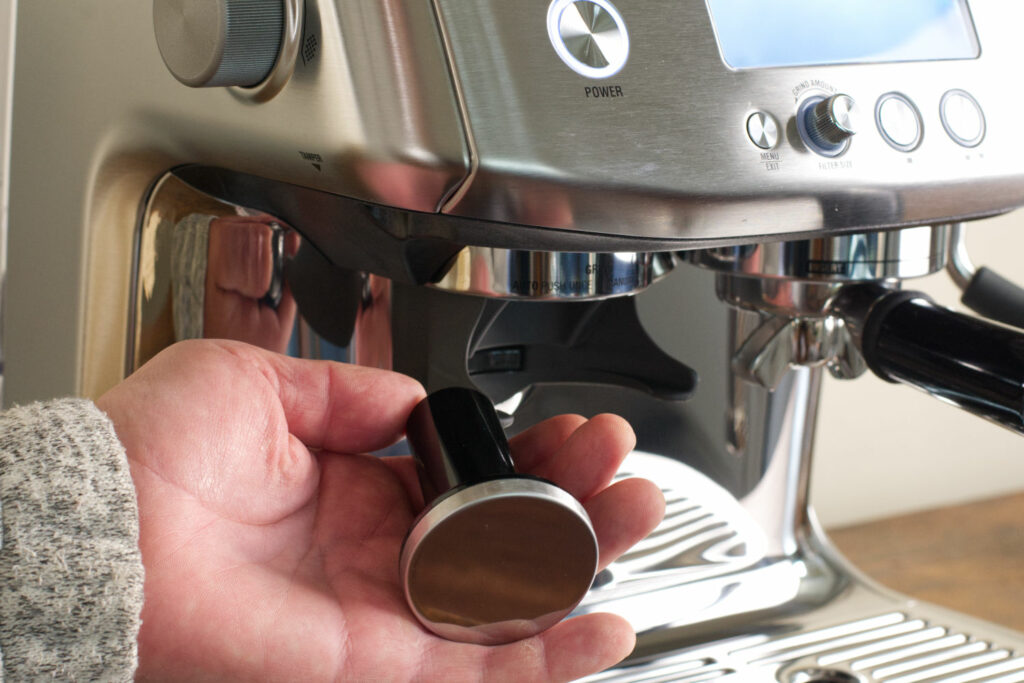 https://www.coffeeness.de/wp-content/uploads/2023/03/breville-barista-pro-tamper-1024x683.jpg