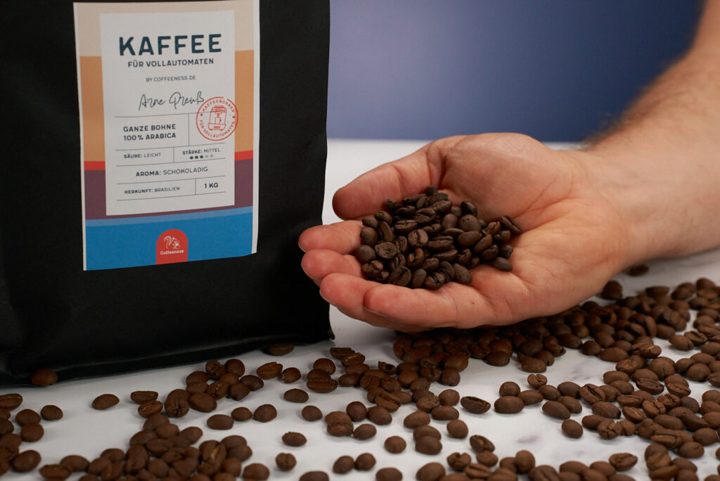 Coffeeness Bohnen klassik Hand
