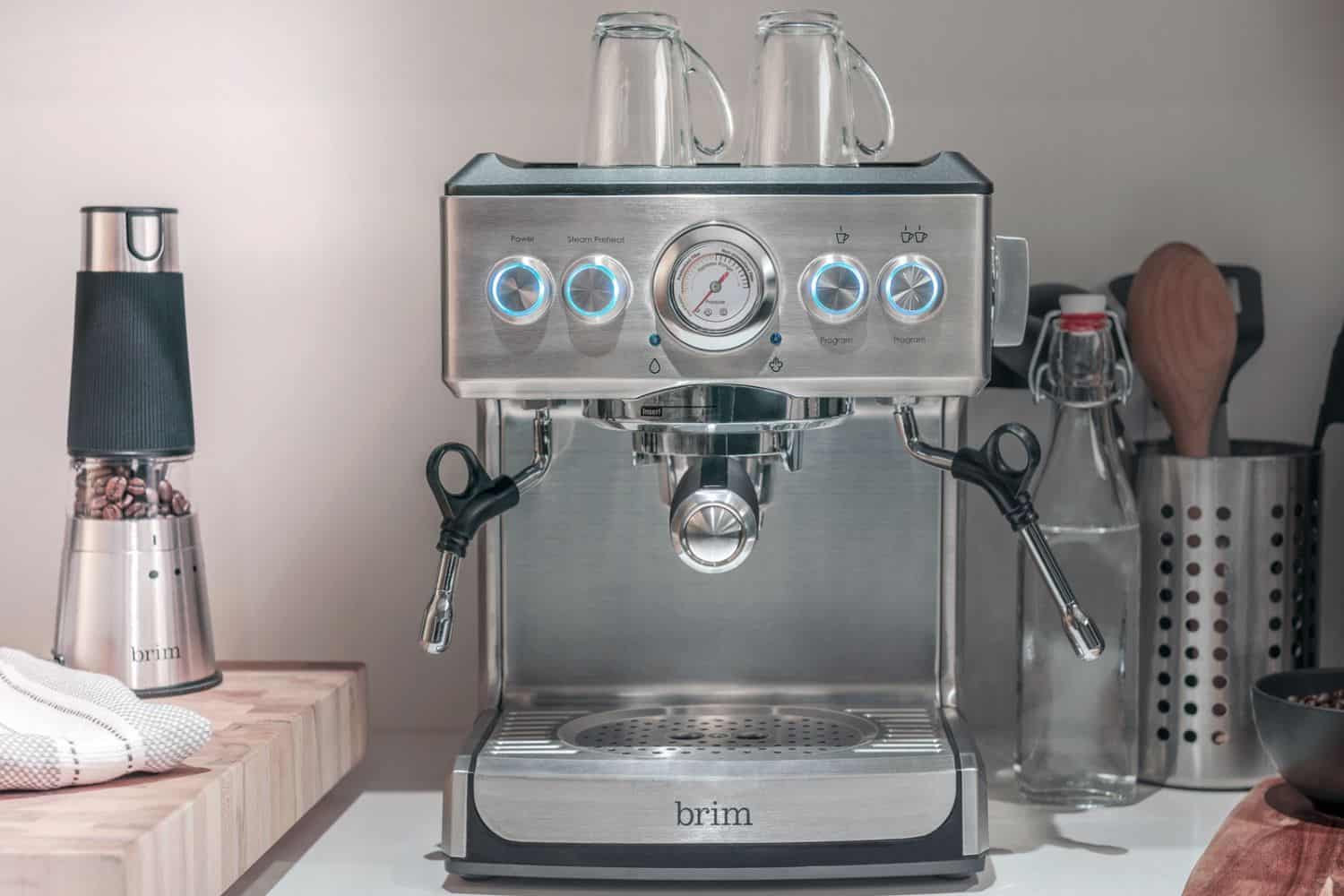 https://www.coffeeness.de/wp-content/uploads/2023/04/brim-espresso-machine-in-use.jpg