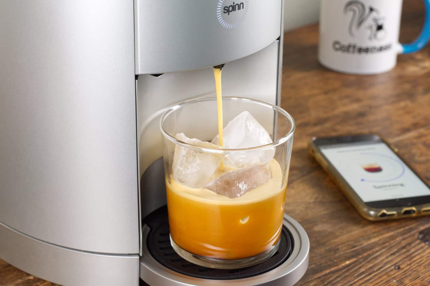 https://www.coffeeness.de/wp-content/uploads/2023/04/spinn-coffee-maker-preparing-coffee-on-ice-cubes.jpg