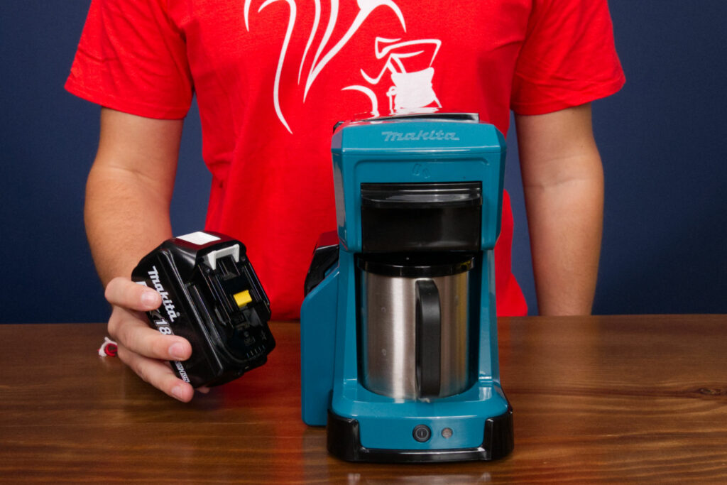 Makita Kaffeemaschine mit Akku in Uebersicht