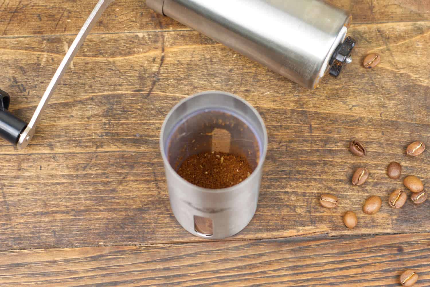 https://www.coffeeness.de/wp-content/uploads/2023/08/javapresse-grinder-coffee-powder.jpg