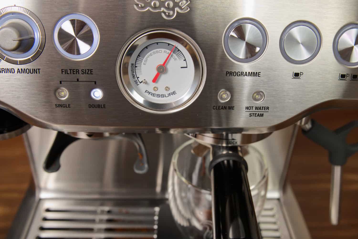 Sage Barista Express: primer plano del panel de control con el manómetro y los botones