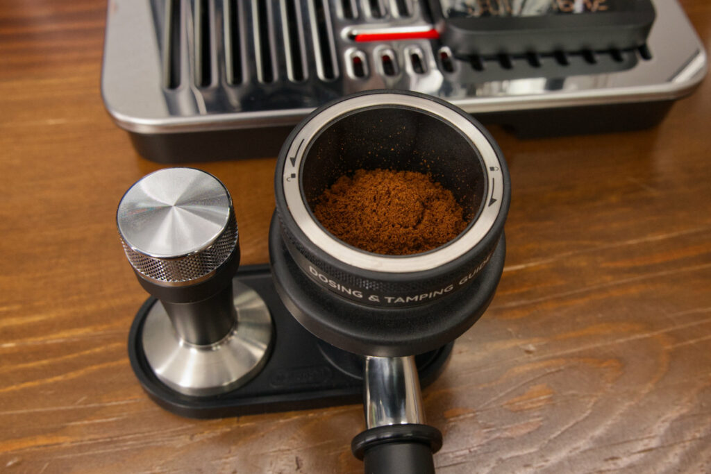 Test Delonghi Specialista Maestro : la cafetière semi-automatique gagne en  facilité d'utilisation - Les Numériques