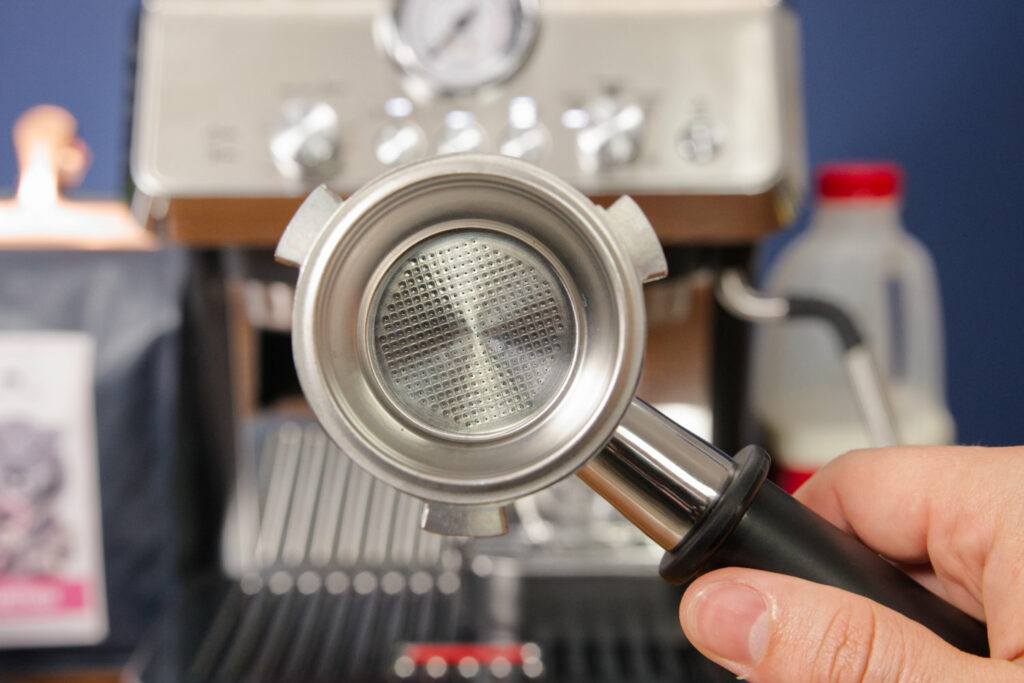 Delonghi Specialista Arte, la cafetière semi-automatique la moins chère de  la série - Les Numériques