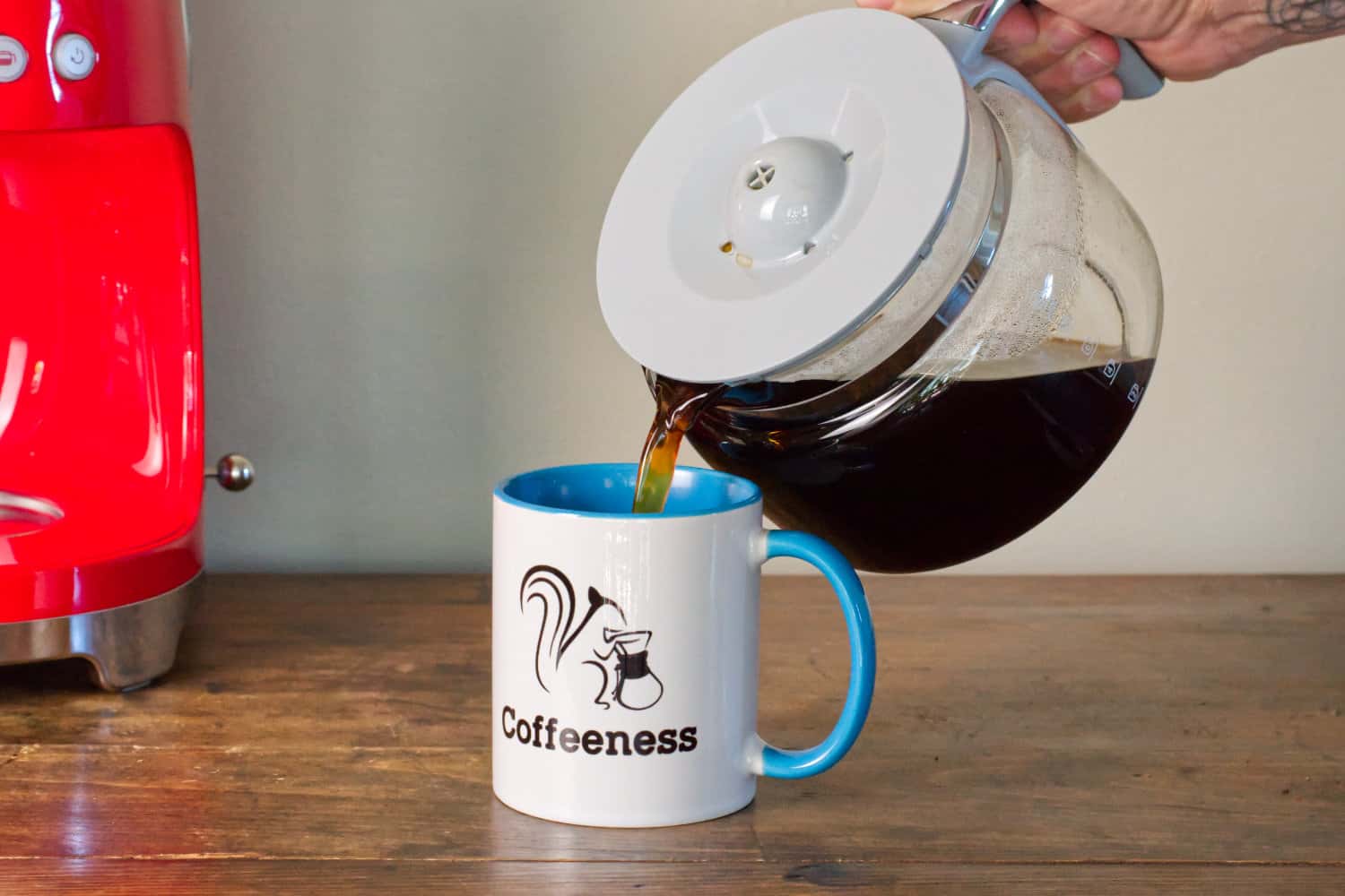 https://www.coffeeness.de/wp-content/uploads/2023/09/smeg-coffee-maker-coffee-ready.jpg