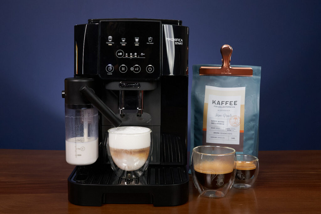 DeLonghi Magnifica Start mit fertigem Latte Macchiato