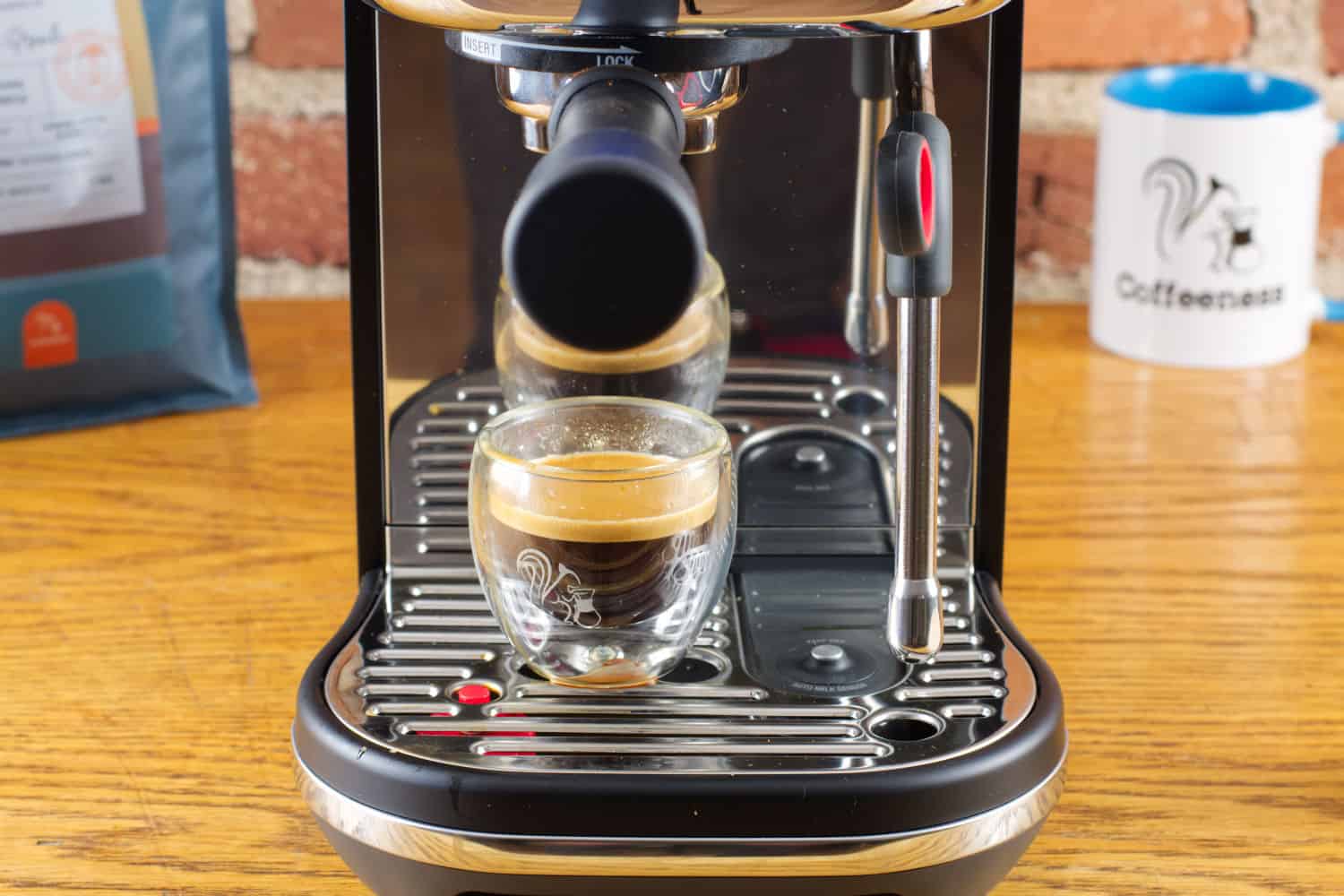 https://www.coffeeness.de/wp-content/uploads/2023/11/breville-bambino-plus-espresso.jpg