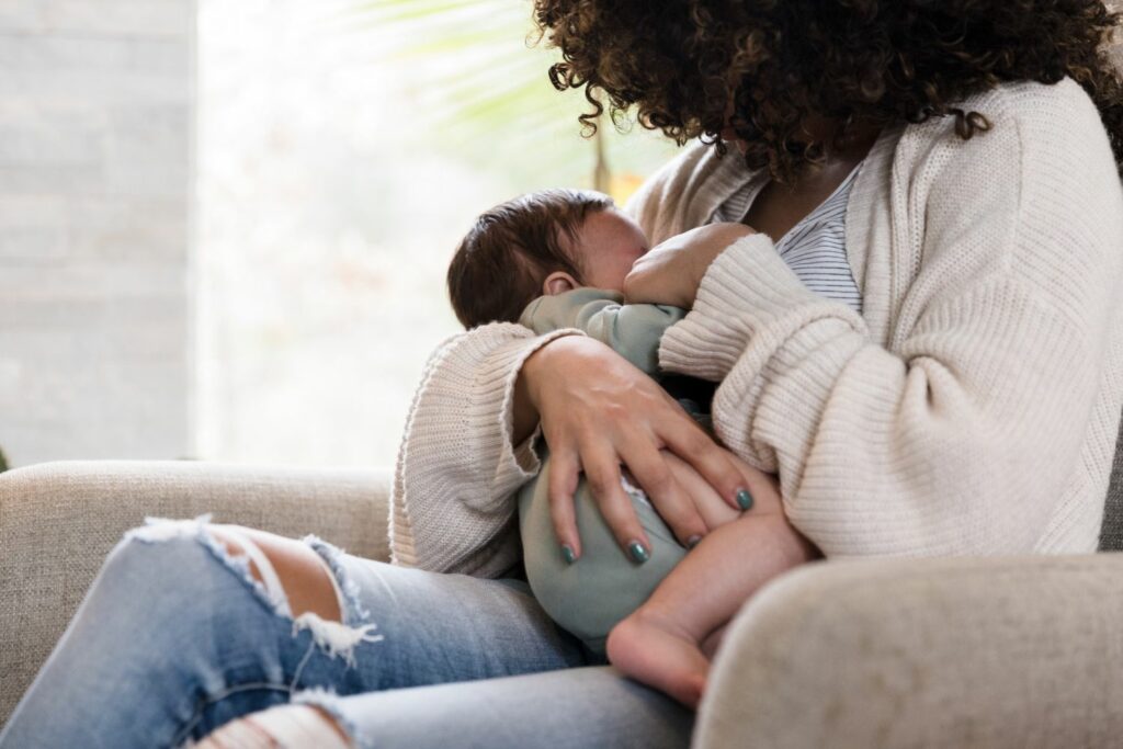 Frauen die ein Baby Stillen