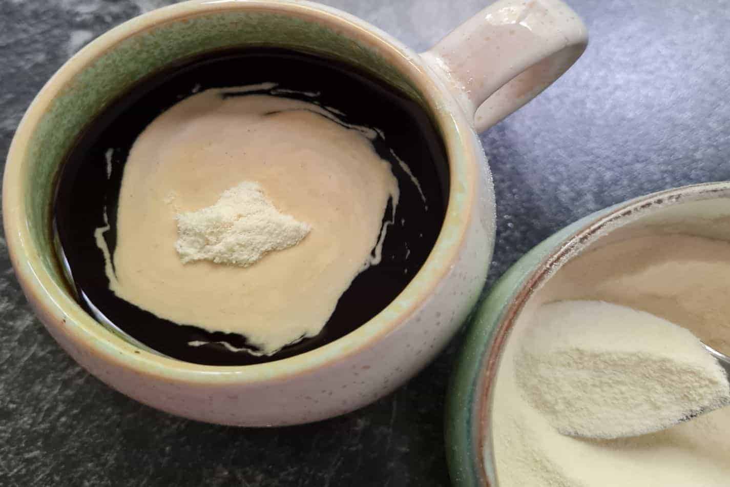 Tasse de café avec du collagène en poudre