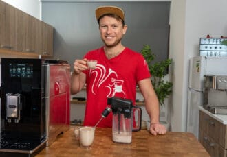 Arne geniet van chocolademelk uit de DeLonghi Maestosa