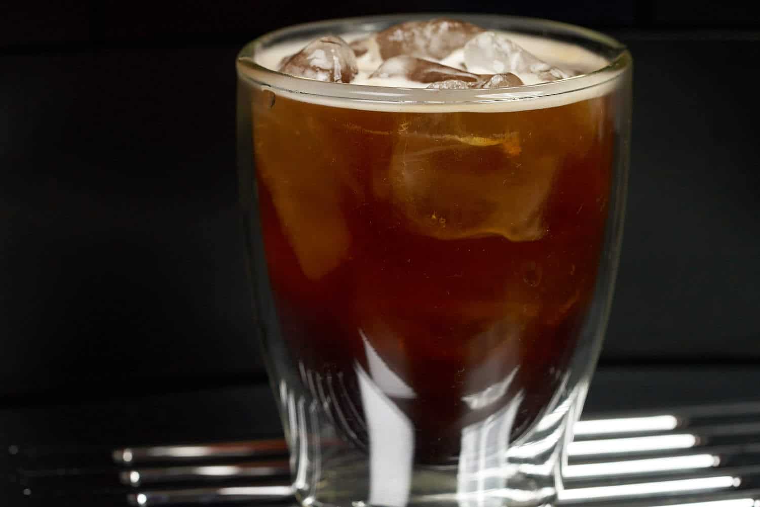 Glas met espresso en ijsklontjes
