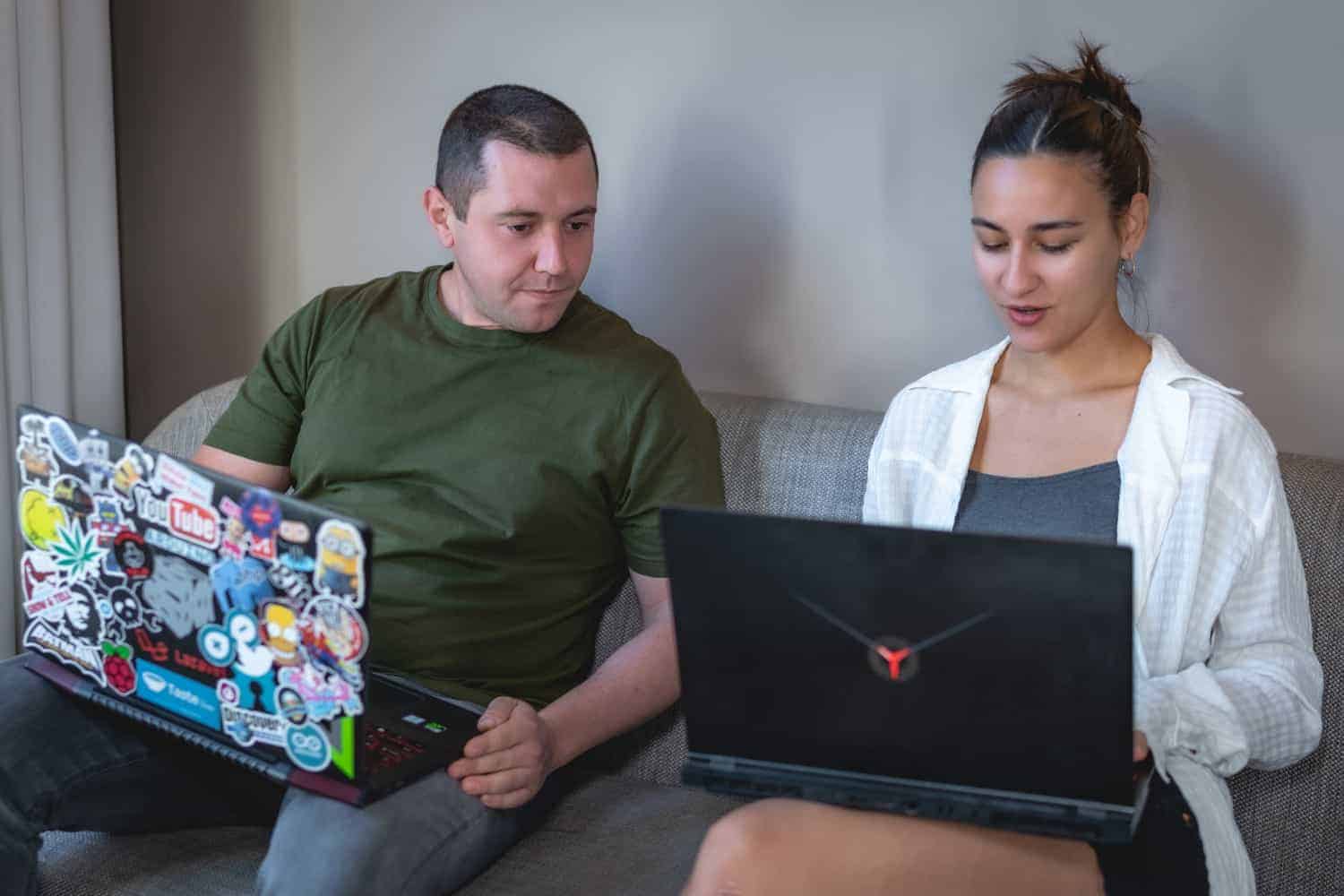 Foto van Bill en Jelena aan het werk