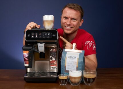 Arne posa con la cafetera superautomática Philips 3300 LatteGo EP3347/90